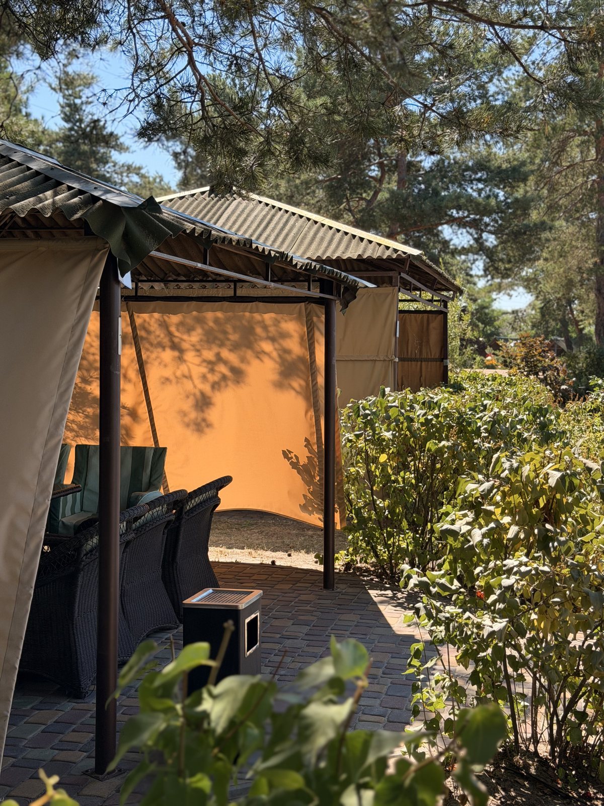 Шатри біля озера - фото 7